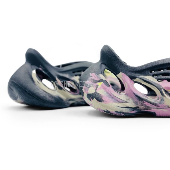 Унисекс кроссовки для бега Adidas Yeezy Foam Runer Black Multi